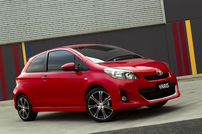 Автостекла Toyota Yaris III c установкой в Москве